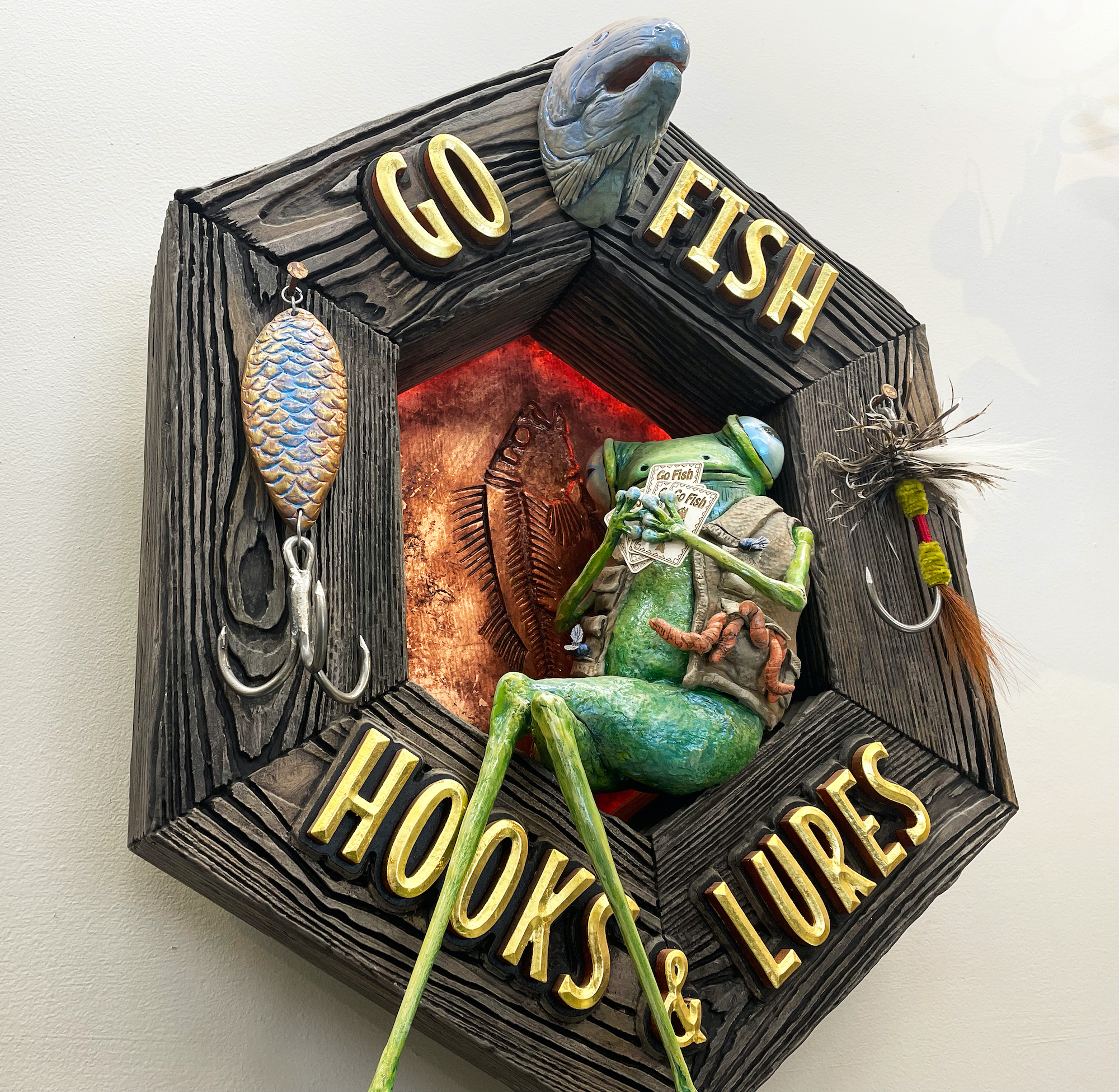 3D sign featuring a frog hanging on the wall.
